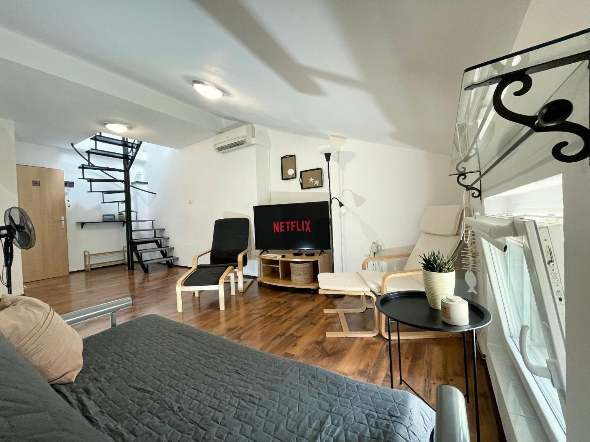 Posticin Apartment *